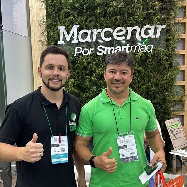 Cliente Smartmaq no estande da fábrica