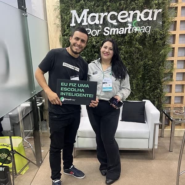 Cliente Smartmaq no estande da fábrica
