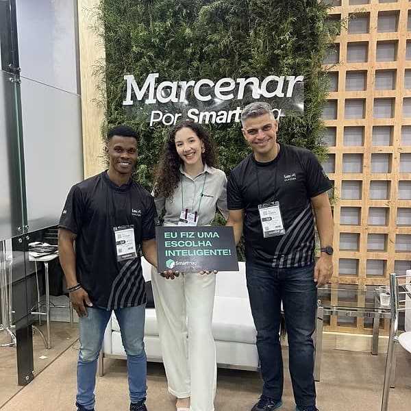 Cliente Smartmaq no estande da fábrica