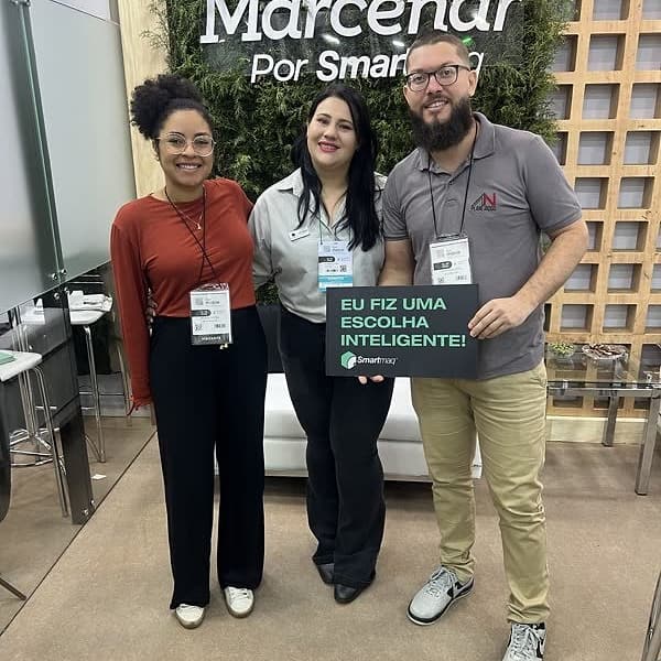 Cliente Smartmaq no estande da fábrica