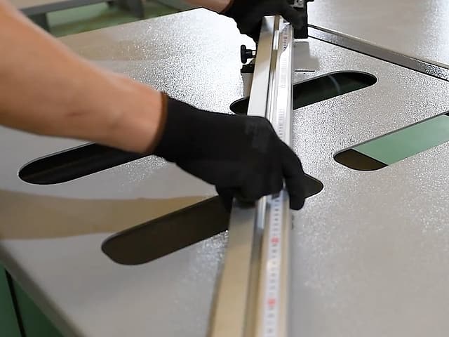 Esquadro móvel: Ângulos de até 45° na mesa móvel (SM3)